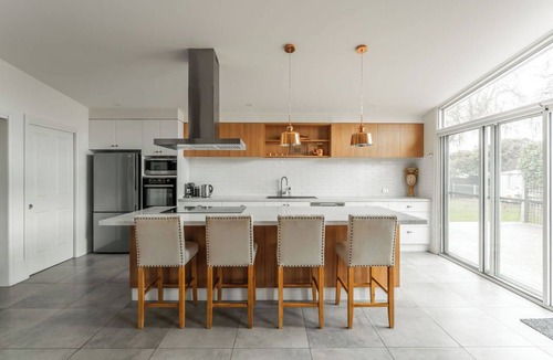 East Devonport House | Rose Villa Heritage Home with Parking & WiFi