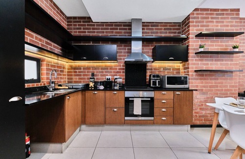 Greater Johannesburg Metropolitan Area Apartment | Rosebank Oasis - a 5-minute walk to Mall & Gautrain - Modern & Secure.