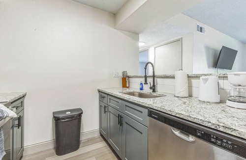 Lenexa Apartment | Rosehill Pointe 122 I Comfy 2 Bed 1 Bath