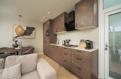 Lieren House | Rosendael: Stylish holiday home for 4 with air conditioning, 2 en-suite bathrooms (one with whirlpool bath, one with shower and sun shower), a private hot tub, a partly covered terrace and a modern kitchen. Enjoy true luxury in the Veluwe.
