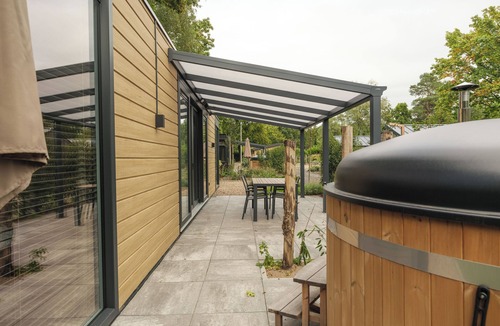 Lieren House | Rosendael: Stylish holiday home for 4 with air conditioning, 2 en-suite bathrooms (one with whirlpool bath, one with shower and sun shower), a private hot tub, a partly covered terrace and a modern kitchen. Enjoy true luxury in the Veluwe.
