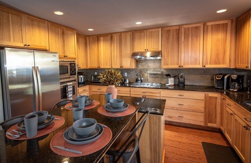 Ronald House | Roslyn Hideaway - Lake Fun, Games, Hot Tub