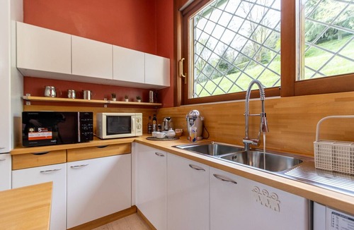 Montevecchia Apartment | 'Rosmarino' Room with Mountain View, Wi-Fi and Air Conditioning
