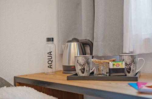 Villeneuve Apartment | 'Rossa' Room with Mountain View, Wi-Fi and Air Conditioning