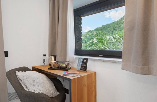 Villeneuve Apartment | 'Rossa' Room with Mountain View, Wi-Fi and Air Conditioning