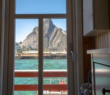 Hamnøya House | Rostad Retro Rorbuer