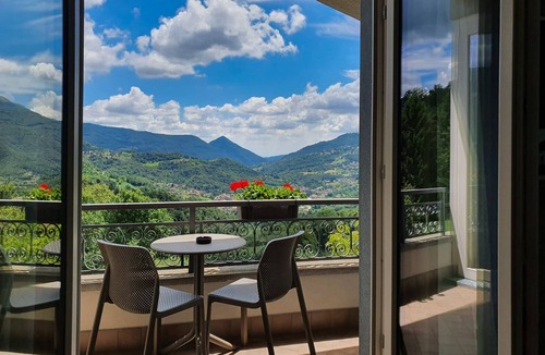 Rota d'Imagna Apartment | Rota Apartments - bilocale NUVOLA con jacuzzi in camera e vista mozzafiato