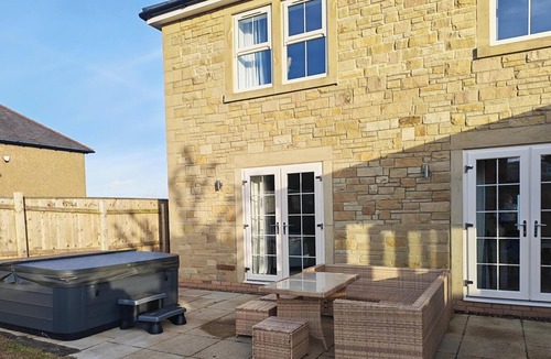 Longframlington House | Rothbury House, Luxury Family Retreat with Hot tub and Playframe