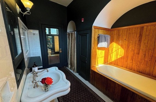 Columbus Bed & Breakfast | Rothschild-Pound House Inn