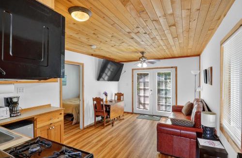 Cobb Hotel | Rouge Cobb Mountain Hotel - Cabin 2