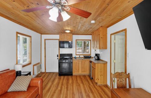 Cobb Hotel | Rouge Cobb Mountain Hotel - Cabin 2