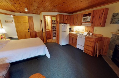 Gaines Hotel | Rough Cut Lodge - Suite 2