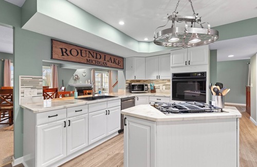 Manitou Beach-Devils Lake House | Round Lake Retreat Sleeps 10 w/6 person Hot tub optional Pontoon Boat