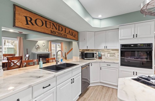 Manitou Beach-Devils Lake House | Round Lake Retreat Sleeps 10 w/6 person Hot tub optional Pontoon Boat