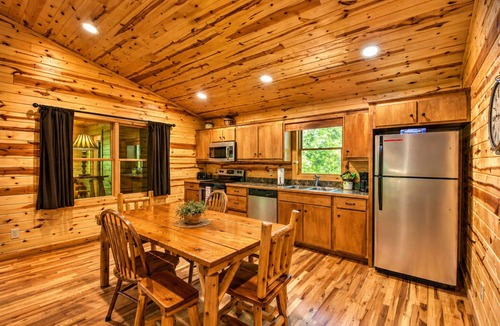 Helen Cabin | Roundabout Cabin! Pool Table! Close to Helen!