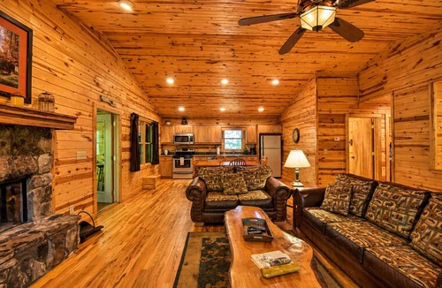 Helen Cabin | Roundabout Cabin! Pool Table! Close to Helen!