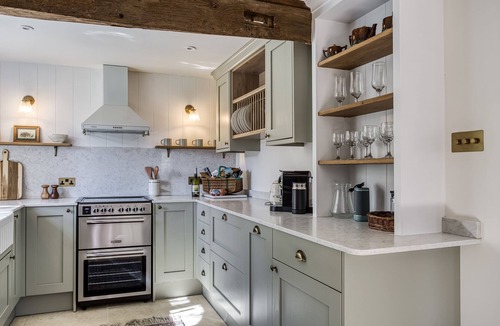 Bourton Cottage | Roundhill Farm Cottage sleeps 2 guests in 1 bedroom