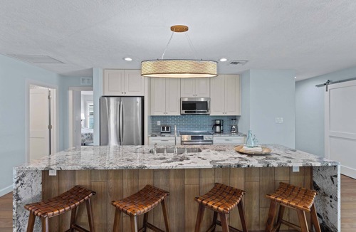 Kings Lake House | Rovigo 4BR Lakefront Pool Home | Near Downtown