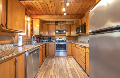 Lyle House | Rowland Log Cabin - Rustic Getaway in Eastern End of The Columbia River Gorge!