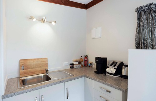 Kaiteriteri Cabin | Rowling Road Studio – Cosy Kaiteriteri Base with Partial Water Views