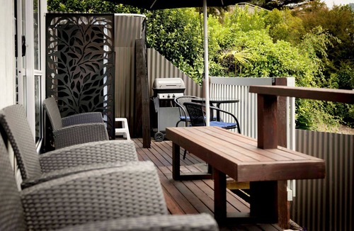 Kaiteriteri Cabin | Rowling Road Studio – Cosy Kaiteriteri Base with Partial Water Views