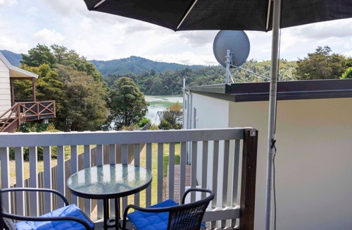 Kaiteriteri Cabin | Rowling Road Studio – Cosy Kaiteriteri Base with Partial Water Views