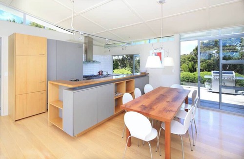 Omiha House | Royal Blue - Elevated Putiki Bay Views