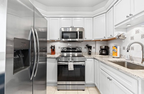 Royal Oak House | Royal Blue Haven ~ Walk Downtown Royal Oak, Game Room, Jetted Tub, Clean + Cozy