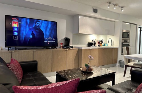 Wellington Place Apartment | Royal Corner Suite