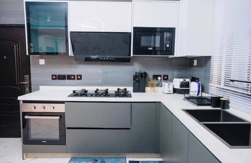 Tema House | Royal Crest