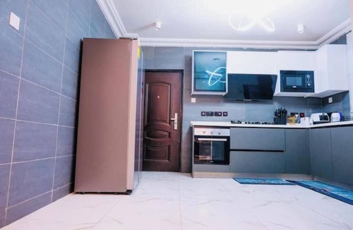 Tema House | Royal Crest