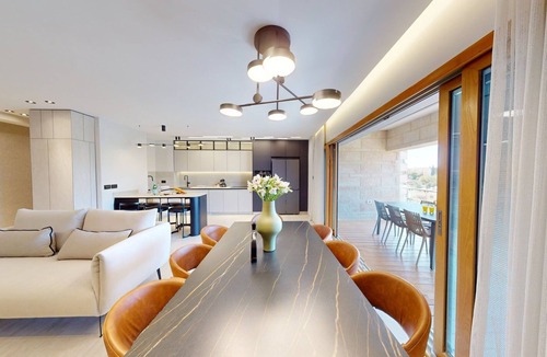 Mamilla Apartment | Royal Haven: King David's 3BR/3BTH Gym & parking