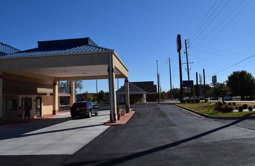 Douglasville Hotel | Royal Inn Douglasville