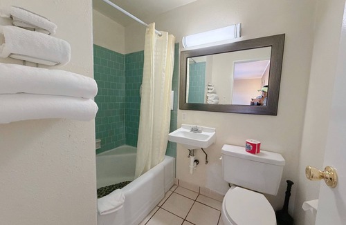 Hemet Hotel | Royal Inn & Suites