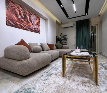 Al Duqqi Apartment | Royal Master Room Private Bath Gameat AlDowal