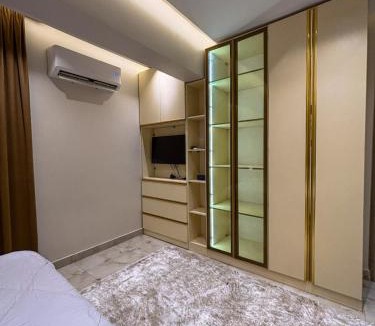 Al Duqqi Apartment | Royal Master Room Private Bath Gameat AlDowal