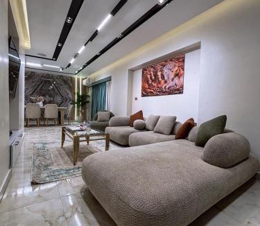 Al Duqqi Apartment | Royal Master Room Private Bath Gameat AlDowal
