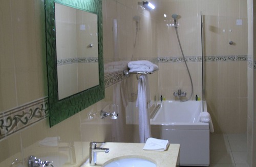 Nungua Hotel | Royal Nick Hotel