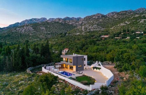 Starigrad Villa | Royal Promons - heated pool