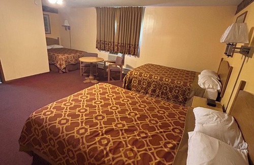 Chariton Hotel | Royal Rest Motel