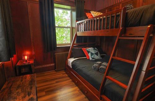 Beaupre Ski Chalet | Royale 1918, 6bdr, game room, net, pool & more