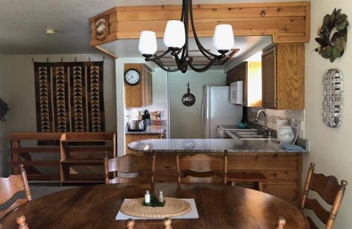 June Lake Apartment | RR-edgewater02