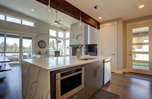 Southeast Bend House | Ruby Peak - Outdoor Living! Modern & Fresh, Hot Tub, A/C, Mountain View, Peloton