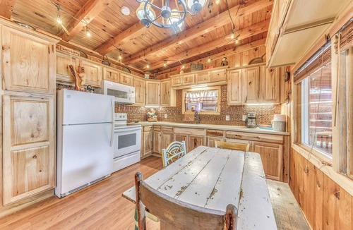 Ruidoso Cottage | Ruidoso Cabin w/Hot Tub - 2 Mi to Grindstone Lake