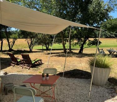 Saint-Sulpice-d'Excideuil Other | Ruime caravan met prive sanitair, laadpaal en vast bed