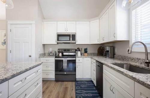 South Nags Head House | Rum-DCA 600 ft to Beach, with Hot Tub and Backyard