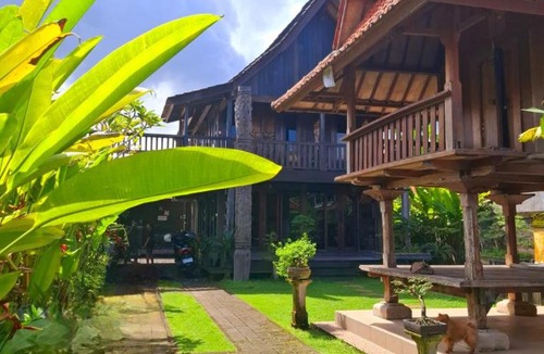 Mengwi Hotel | Rumah Kayu Sari