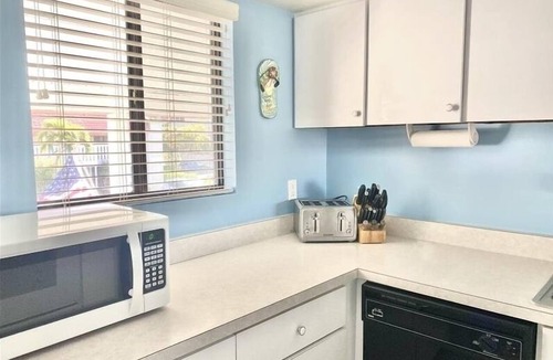 Bradenton Beach Condo | Runaway Bay 264 - Beach, bay, pool and gym