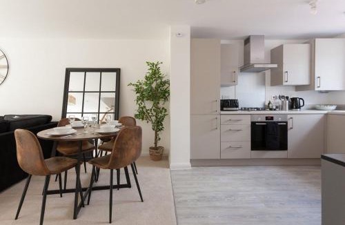 Runcorn House | Runcorn Spacious Modern 3 bedroom House, 4 beds, On site Parking, Long stay deals