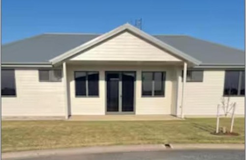 Temora House | Runway 27 Getaway - Private Room and Ensuite With Shared Kitchen and Dining